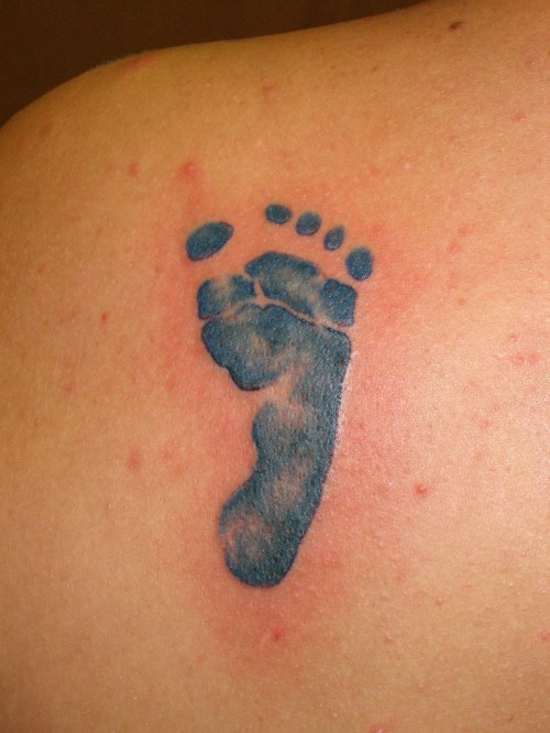 Adorable isn't it? Realistic foot tattoo of client's new born Baby boy! ❤️  Tattoo by Akash Chandani Th… | Baby footprint tattoo, Footprint tattoo, Kid  name tattoo